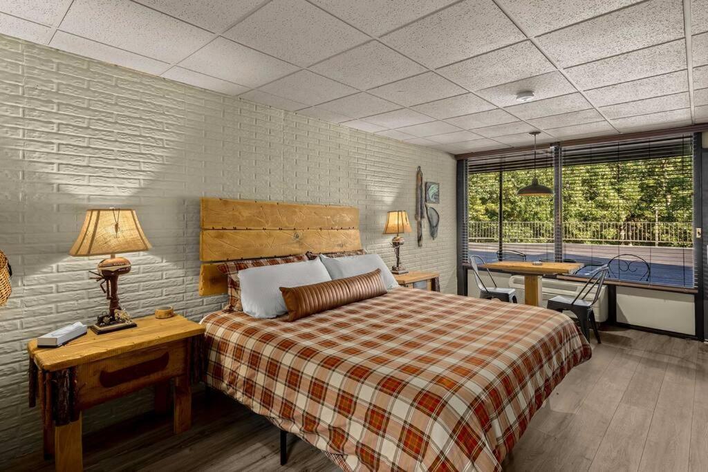 Stonegate Lodge King Bed, Wifi, 50In Roku Tv, Salt Water Pool Room #108 Eureka Springs Bagian luar foto