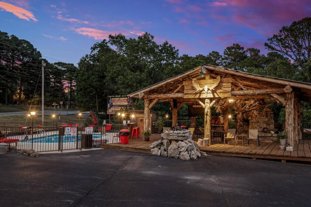 Stonegate Lodge King Bed, Wifi, 50In Roku Tv, Salt Water Pool Room #108 Eureka Springs Bagian luar foto