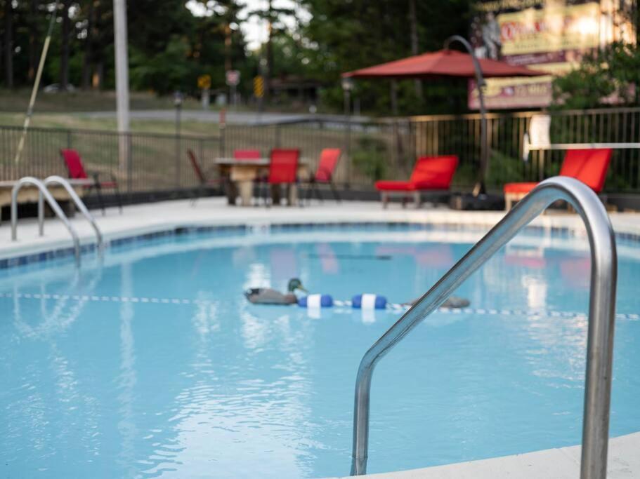Stonegate Lodge King Bed, Wifi, 50In Roku Tv, Salt Water Pool Room #108 Eureka Springs Bagian luar foto
