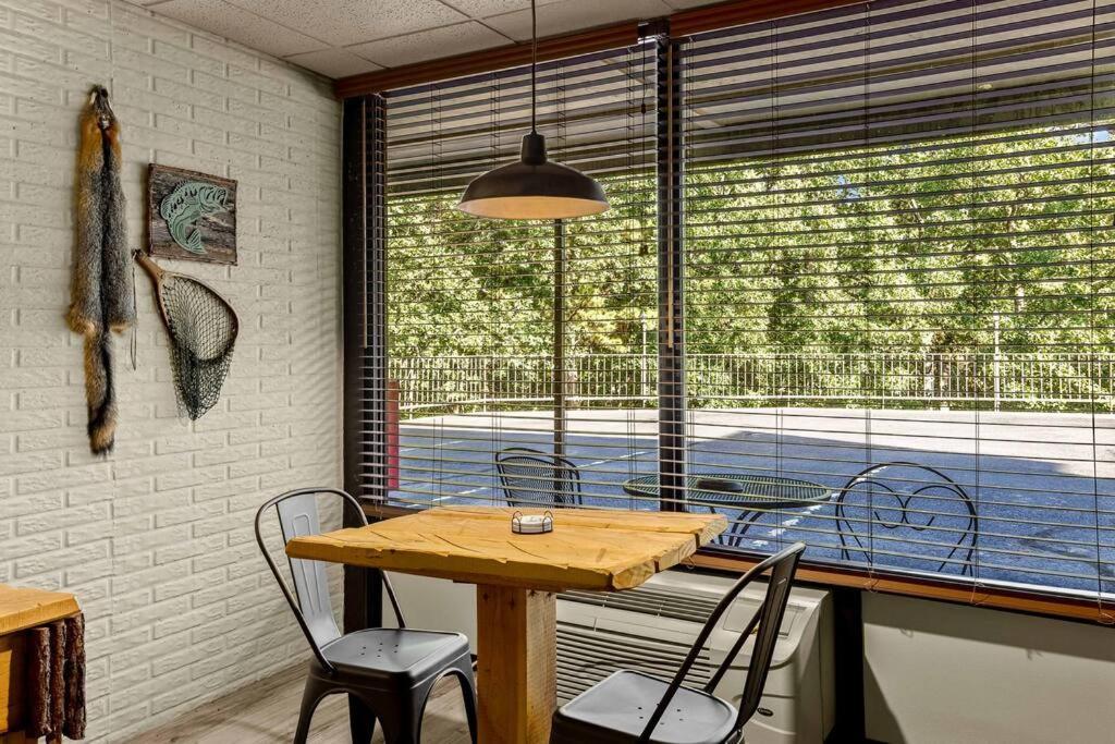 Stonegate Lodge King Bed, Wifi, 50In Roku Tv, Salt Water Pool Room #108 Eureka Springs Bagian luar foto